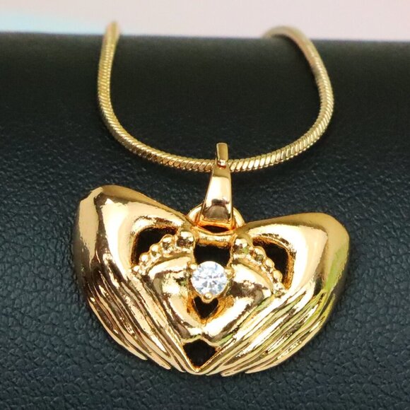 "Heart-Shaped Hand Embrace Pendant with Crystal, XPPT1584 - Picture 1 of 13